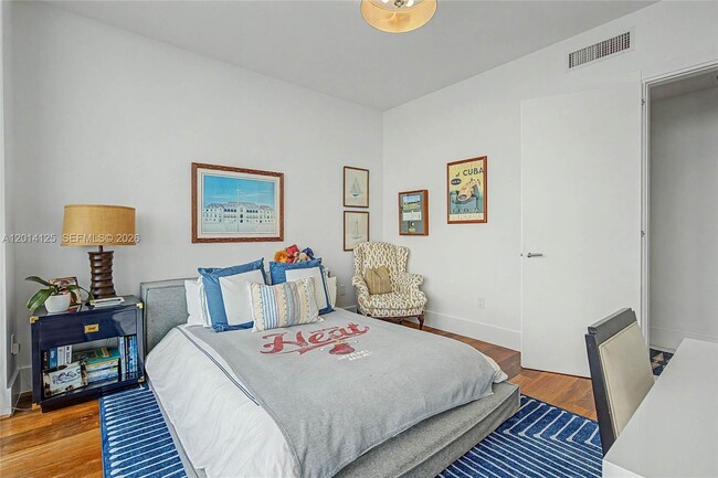 Building Photo - 2627 S Bayshore Dr