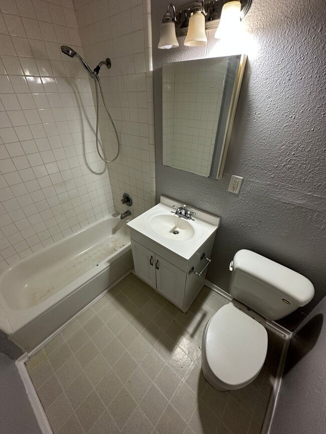 Building Photo - Beautiful 2 Bedroom 1 Bath DUPLEX