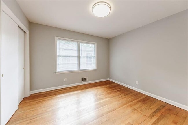 Building Photo - 1582 Lincoln Ave SE