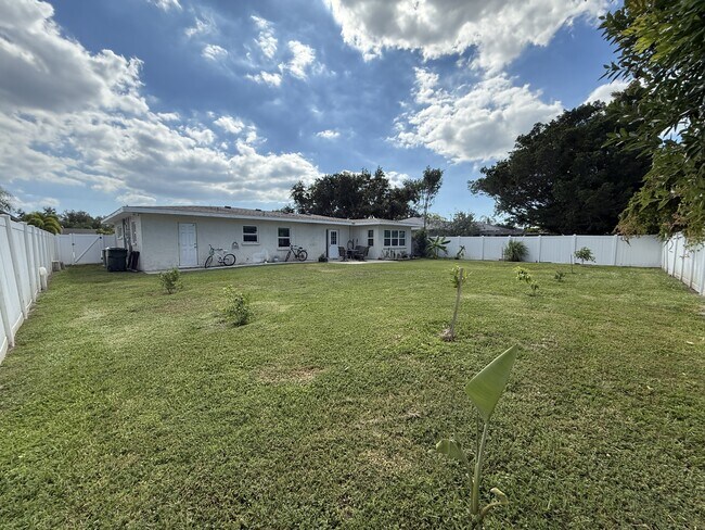 Building Photo - 2309 Tulip St