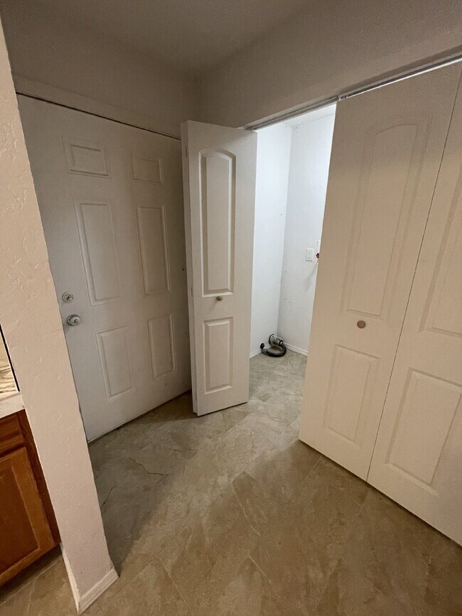 Building Photo - Room to Spread Out! South Valley 3bd on a ...