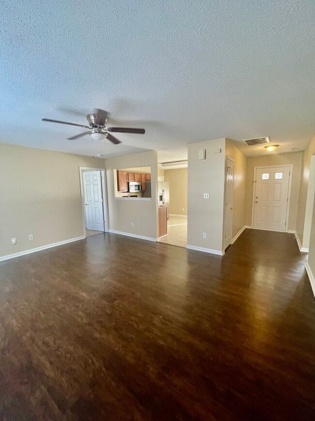 Building Photo - Must see this Adorable 3 bedroom 2 bath 2 garage home . Located in the Reedy Creek Plantation