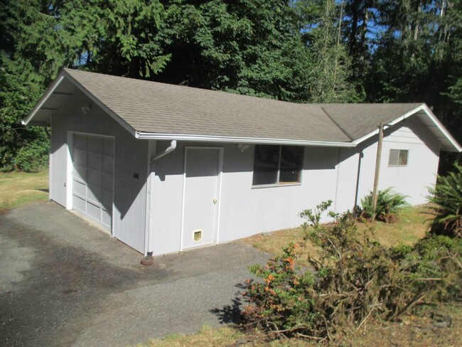 Building Photo - Rambler with Large Garage in Artondale