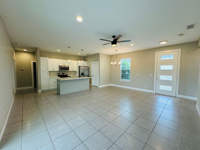 Building Photo - Gorgeous 4 Bedroom, 2 Bathroom Home in Poi...