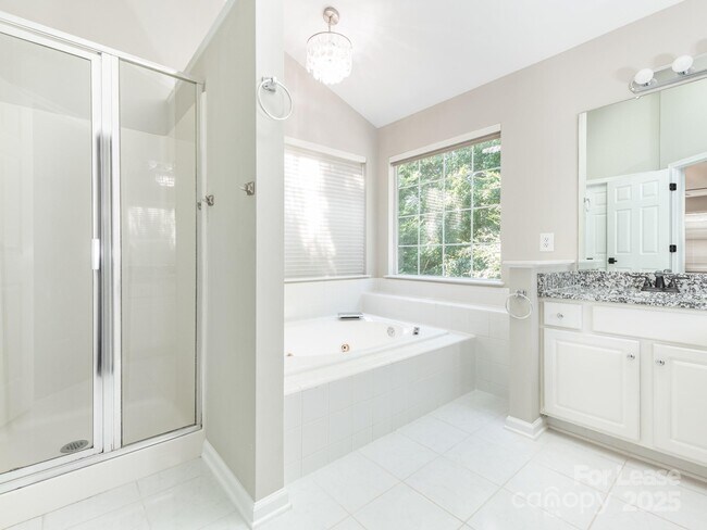 Building Photo - 6211 Rosebriar Ln