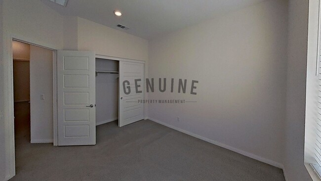 Building Photo - Beautiful Tri-Level 3Bd 2.5Ba Townhome in ...