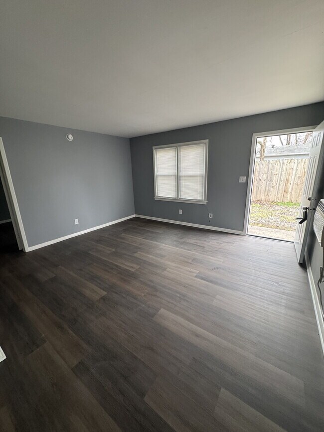 Building Photo - "Charming 1-Bed, -Bath Duplex Gem in Wichita – Spacious 625 Sq Ft Living!"