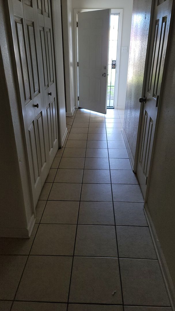 Building Photo - Holiday Deposit Special!  $1300!!!