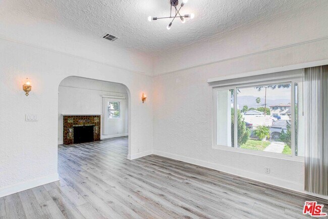 Building Photo - 2215 N Niagara St