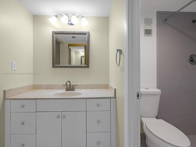 Building Photo - 1000 St Charles Pl