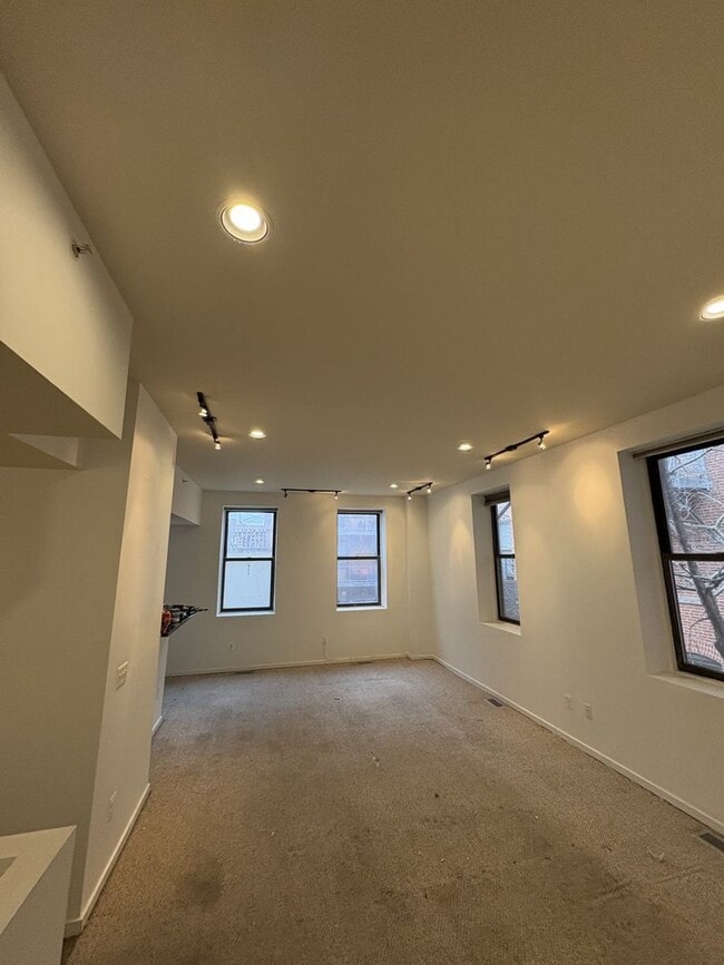 Building Photo - Spacious and Lovely Fed Hill 2bd/2ba Condo with CAC, W/D and more!