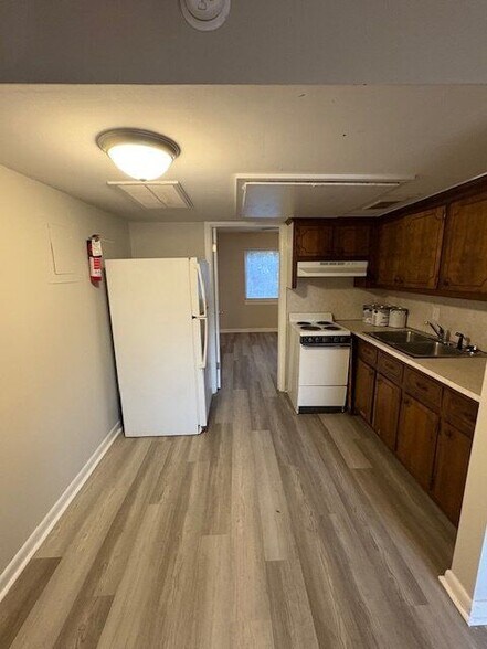 Building Photo - 904 E 14th St