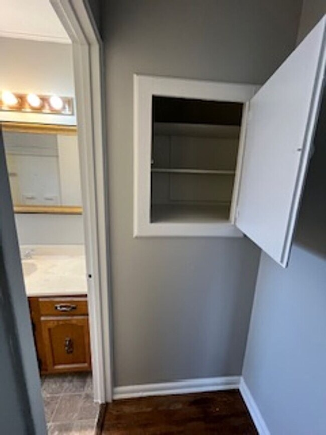 Building Photo - 3 BR 1.5 BA split-level with attached 1 car garage