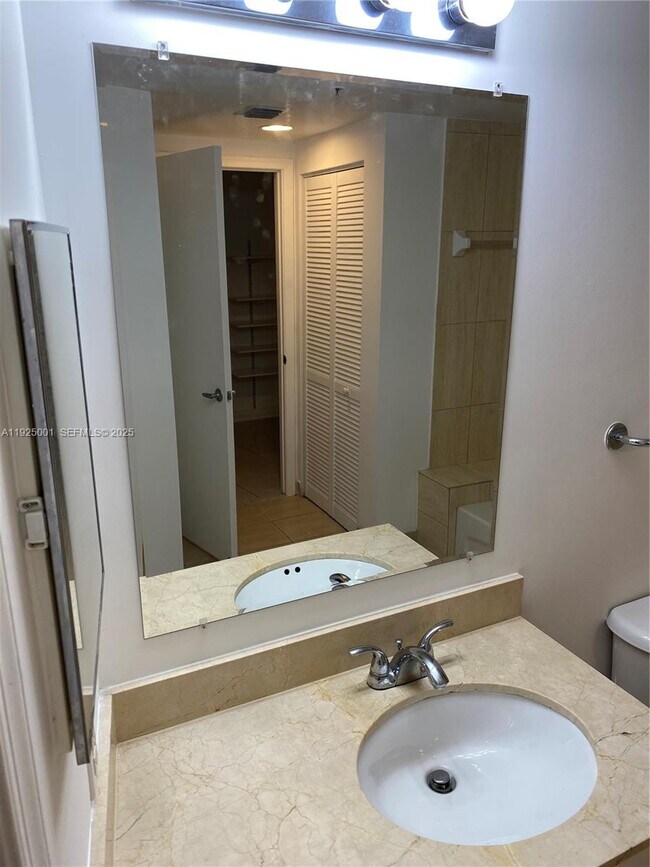 Building Photo - 1750 N Bayshore Dr