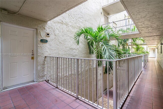 Building Photo - 10000 NW 80th Ct