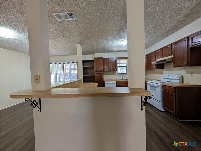 Building Photo - 163 Woods End