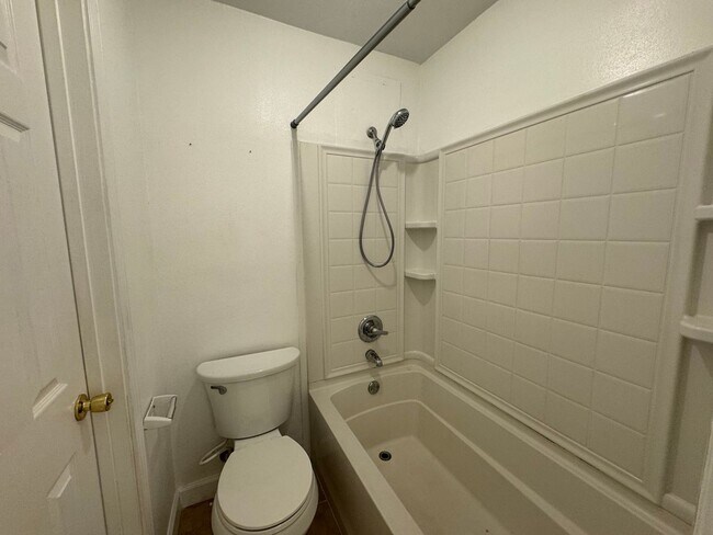 Building Photo - Gulf Breeze - Greenbriar Estates - 2 bed, 1 bath - Lawn care included