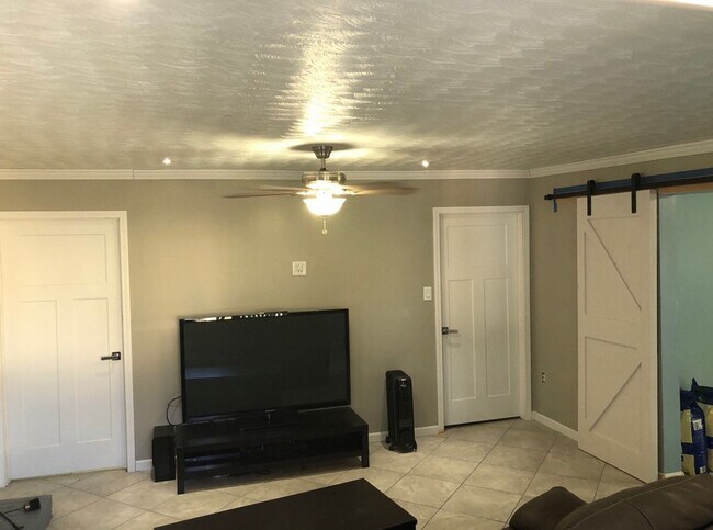 Building Photo - BEAUTIFULLY UPDATED 4 BEDROOM WITH FENCED ...