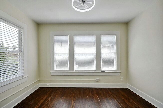 Building Photo - 423 W Woodlawn Ave