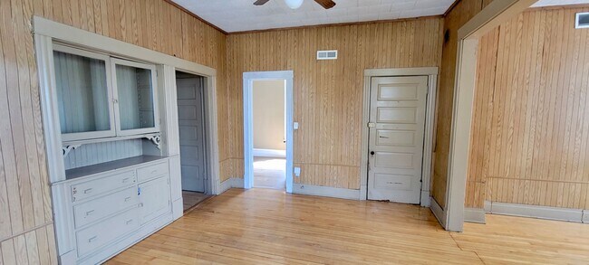 Building Photo - 2155 N Kilbourn Ave