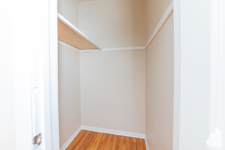 Building Photo - 3749 W Sunnyside Ave