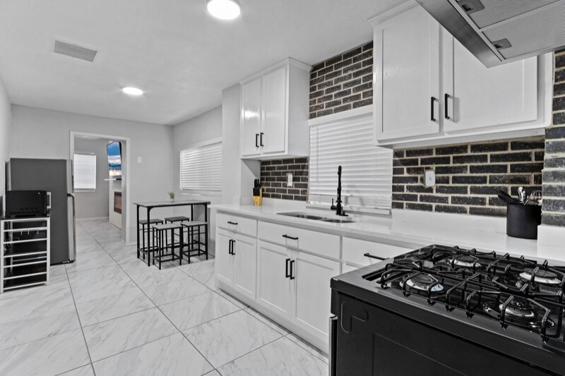 Building Photo - 4012 Tularosa Ave