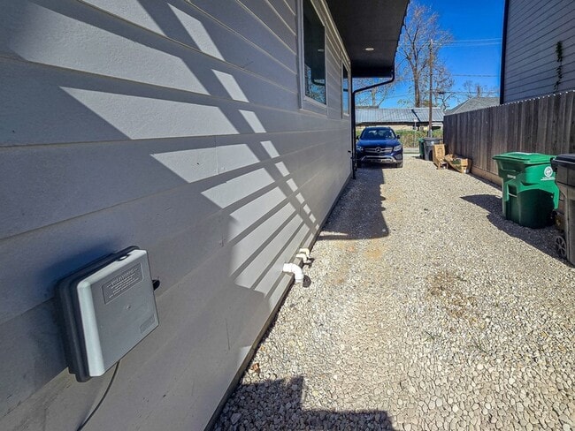 Building Photo - 203 Danna Ln