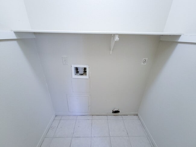 Building Photo - 10059 Emerald Creek Dr