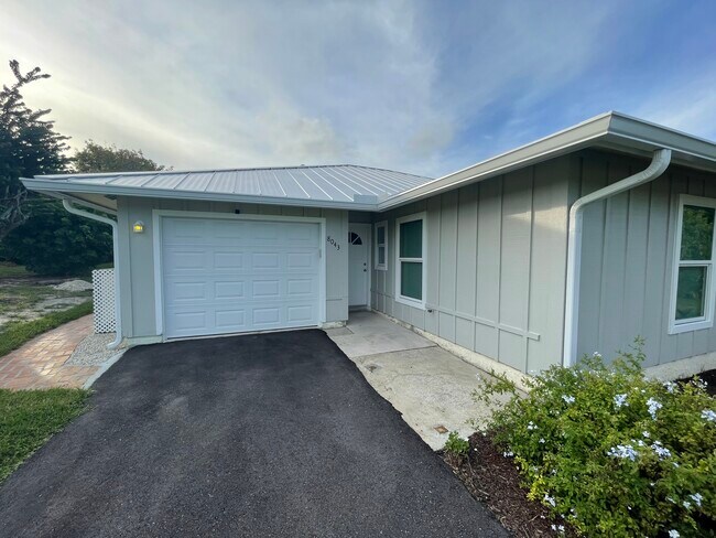 Building Photo - 8043 SE Highpoint Way