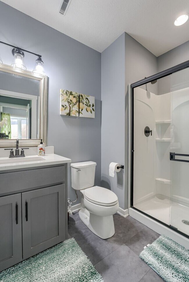 Building Photo - Spacious & Stylish 6-Bedroom Home in North...