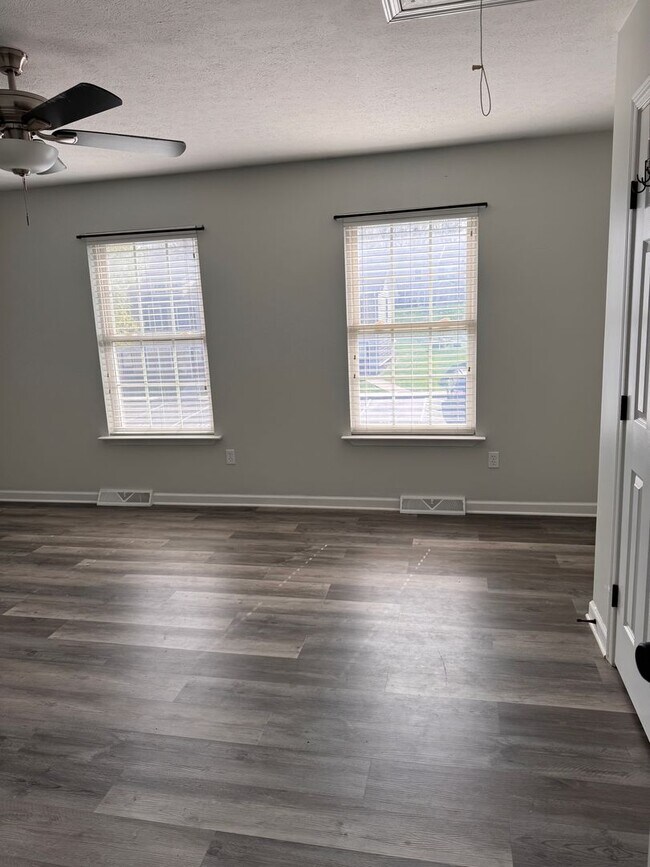 Building Photo - 2 Bedroom || 1.5 Bathroom Townhome