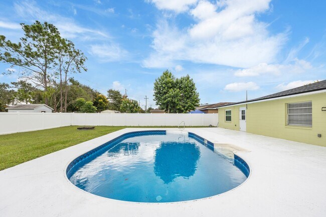 Building Photo - Pool Home