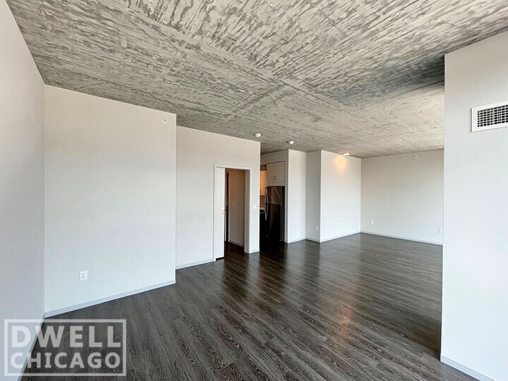 Building Photo - 719 S Clark St