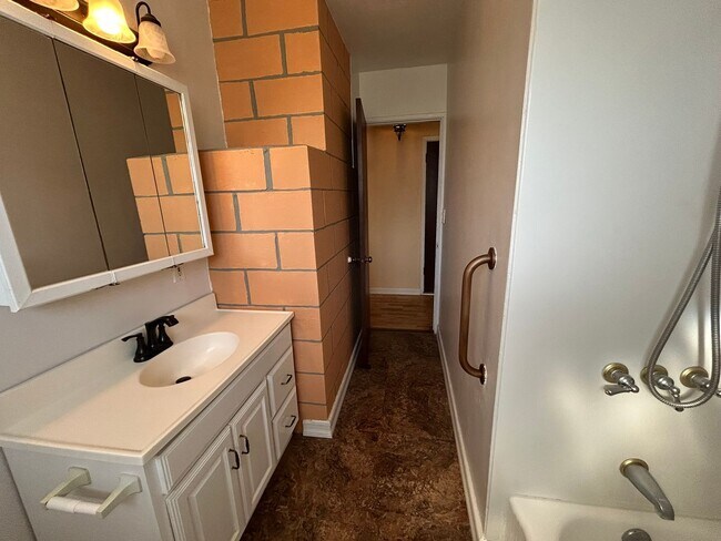 Building Photo - Cozy 2-Bedroom Duplex with Fireplace & Sunroom in Vista – Don’t Miss Out!