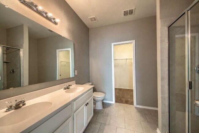 Building Photo - BEAUTIFUL HOME OFFERING 50% OFF 1ST MONTH'S RENT!!