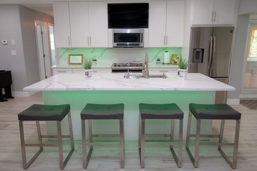 Bar Facing 43" TV - 4540 NW 12th Dr