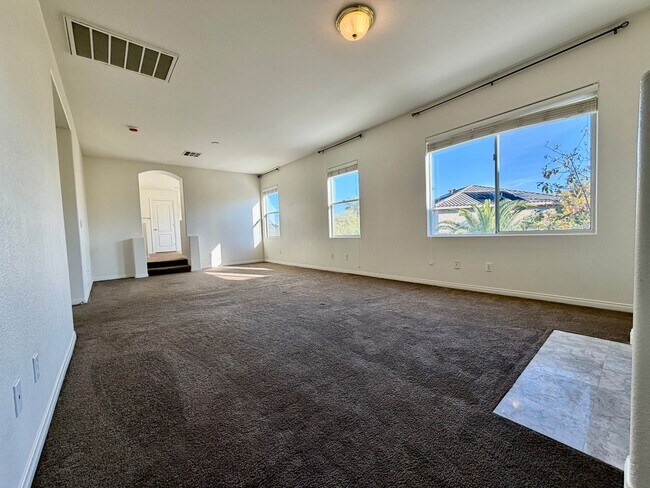 Building Photo - Lovely, large 4 bedroom