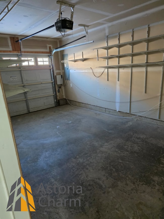 Building Photo - 3 Bedroom 3 Level Home with Garage and Flexible Layout