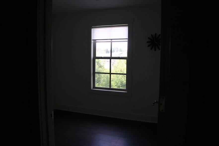 Building Photo - 2036 Celadon Dr NE