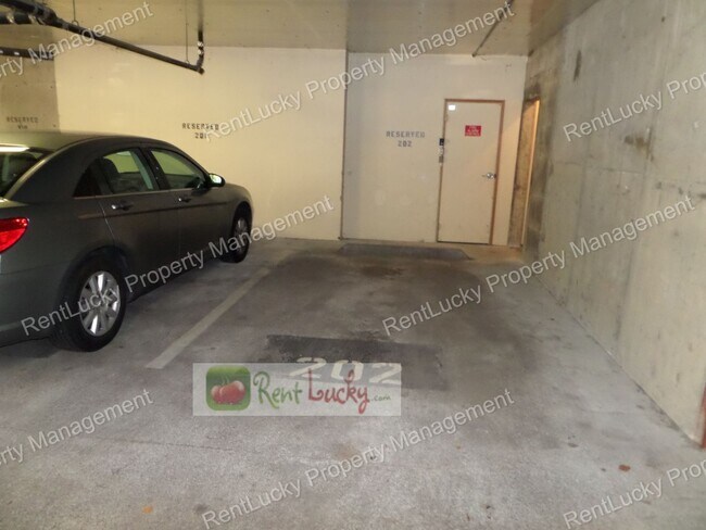 Building Photo - Gorgeous 2 Bedroom Condo with Secured Parking in Unbeatable Bellevue Location!!