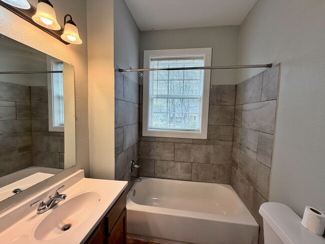 Building Photo - Renovated 2 bedroom Duplex NOW AVAILABLE!! ~ Minutes from midtown/downtown Memphis