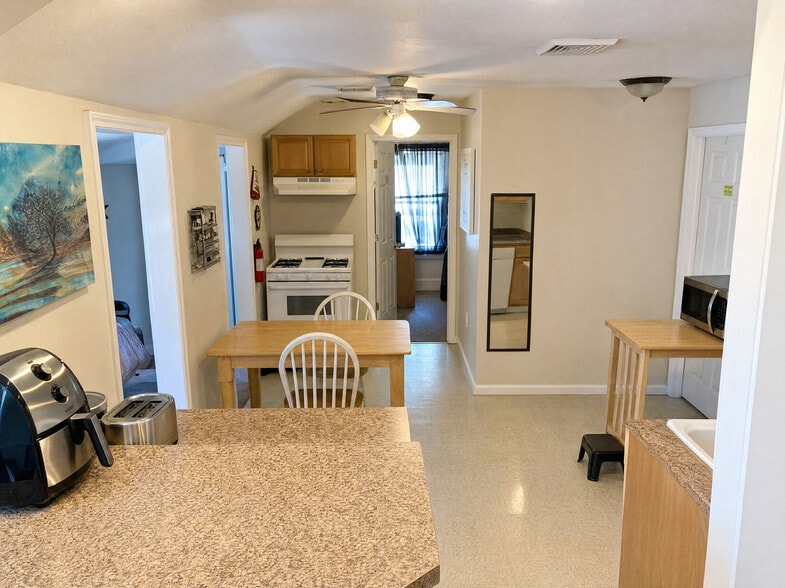Building Photo - 72 Conklin Ave