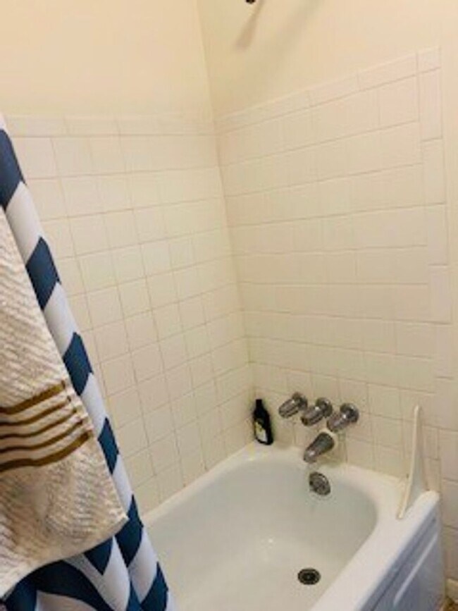 Building Photo - 2026 Summit St