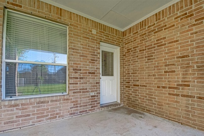 Building Photo - 26439 Richwood Oaks Dr