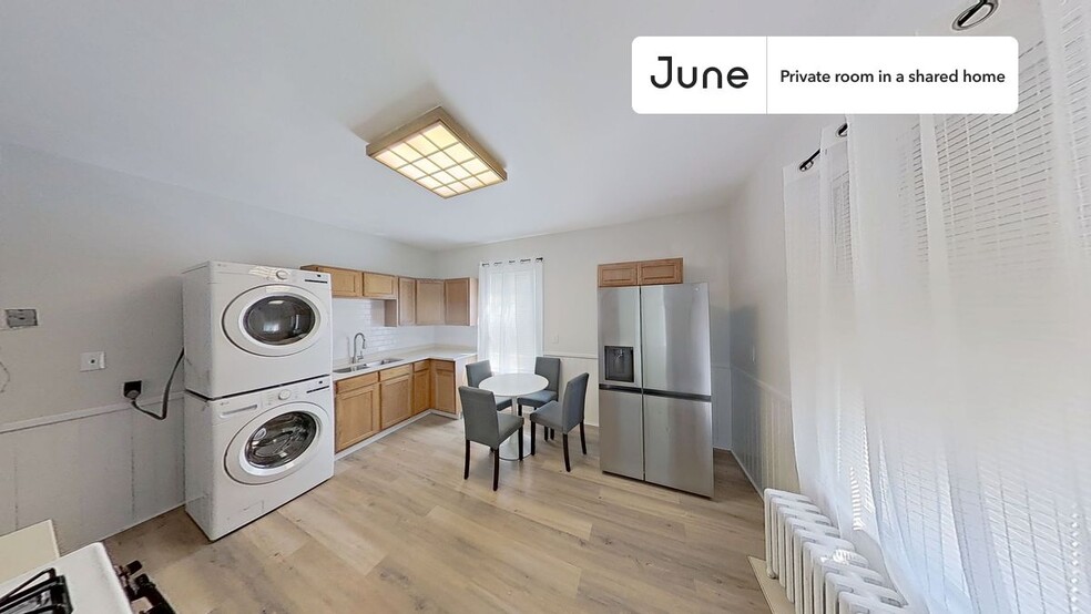 Building Photo - Private bedroom in 3 bed/1 bath Home