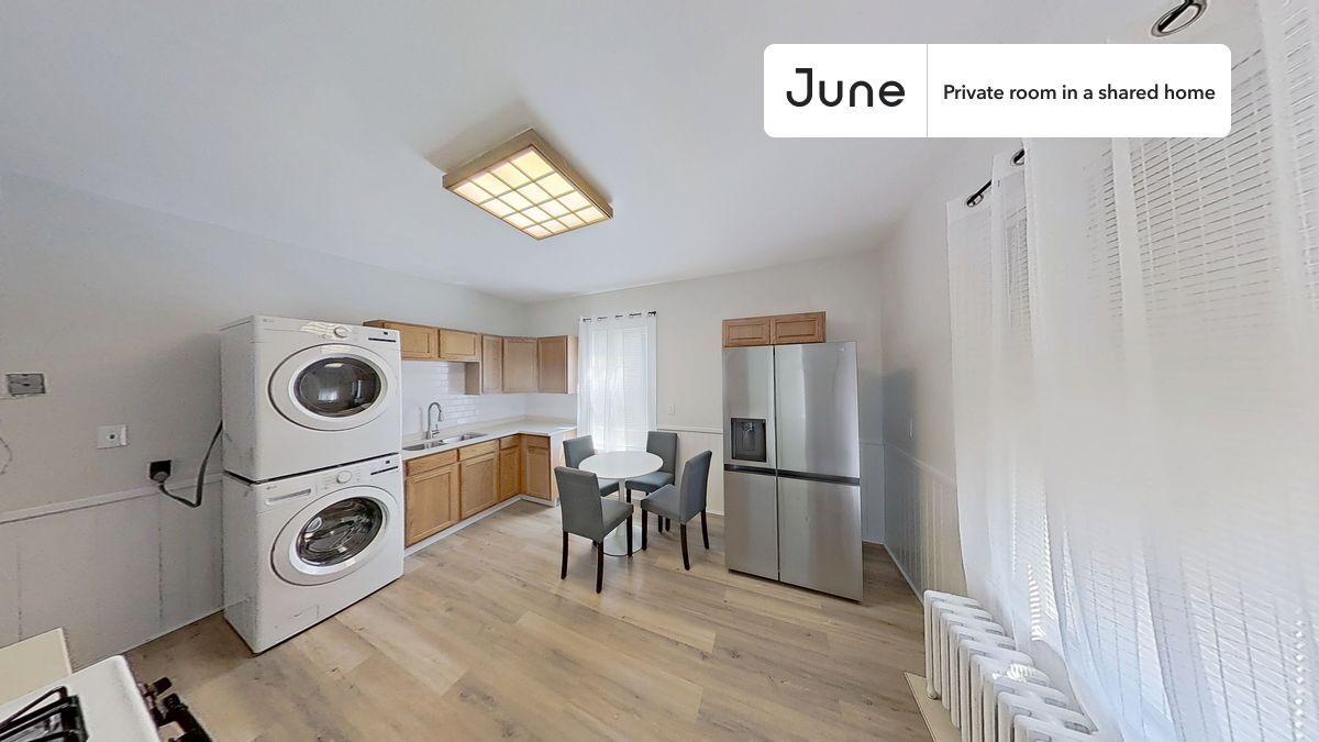 Building Photo - Private bedroom in 3 bed/1 bath Home