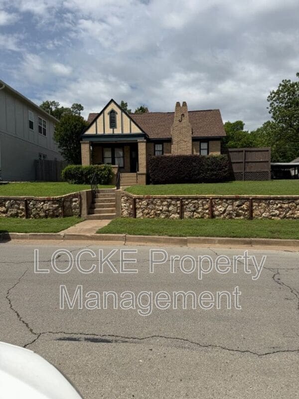 Building Photo - 2600 Lubbock Ave