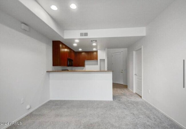 Building Photo - 705 W Queen Creek Rd