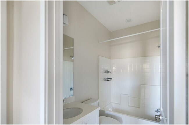 Building Photo - Townhome in Trabuco Canyon!