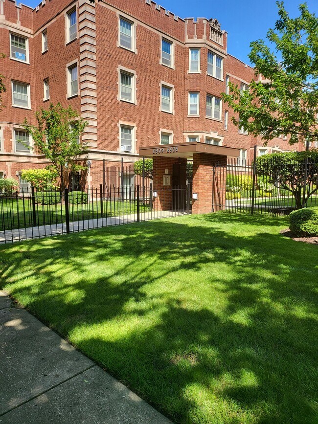Building Photo - 6942 S Crandon Ave